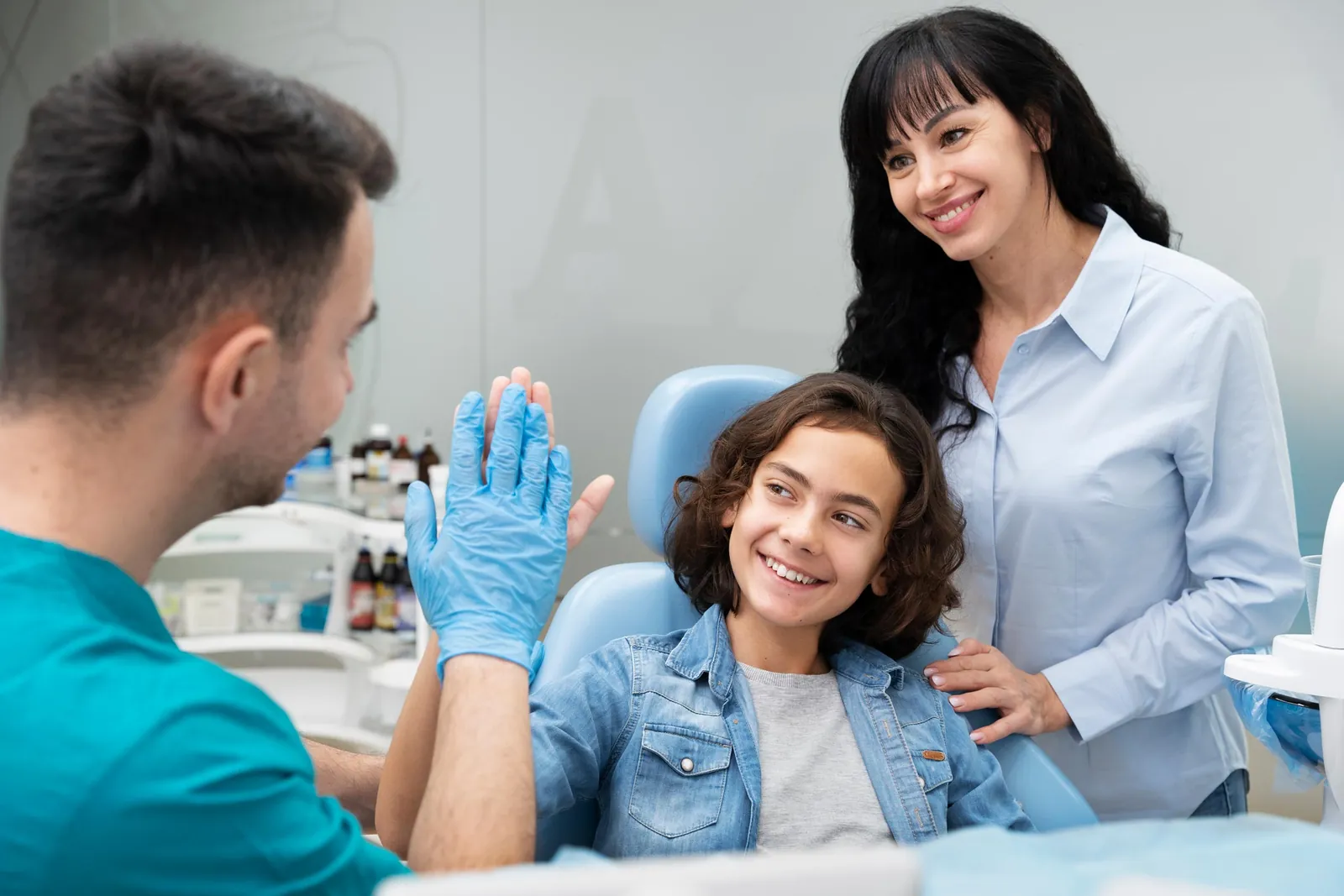 Familia visitando una oficina de South Dental